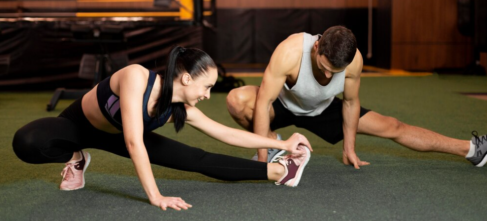 People participating in resistance training for muscle 